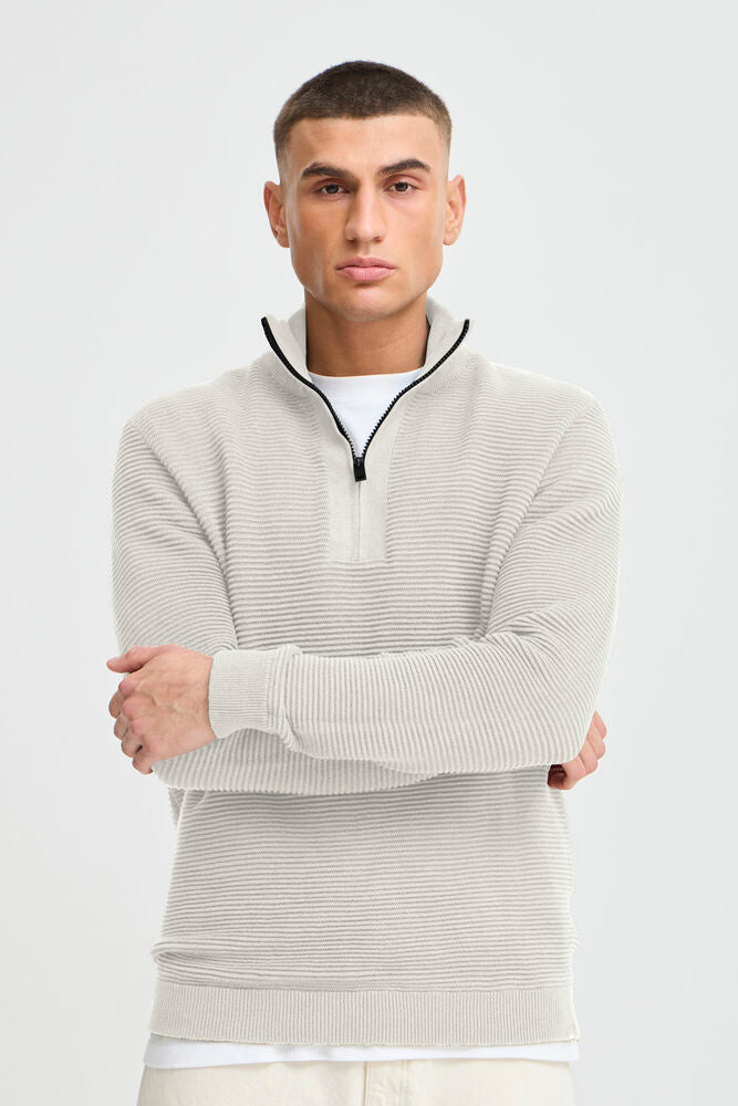 Solid Valencia half zip strikkegenser på modell