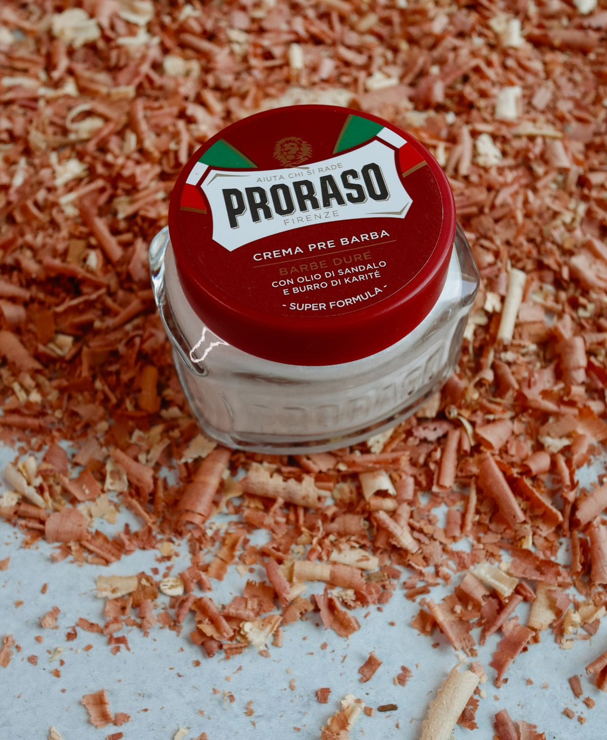 Proraso Pre-Shave krem Coarse Beards i rød krukke med sandeltre og sheasmør